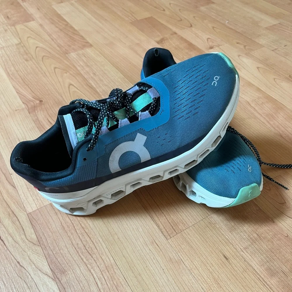 On Cloudrunning Cloudmonster sneakers in a Dust/Vapor